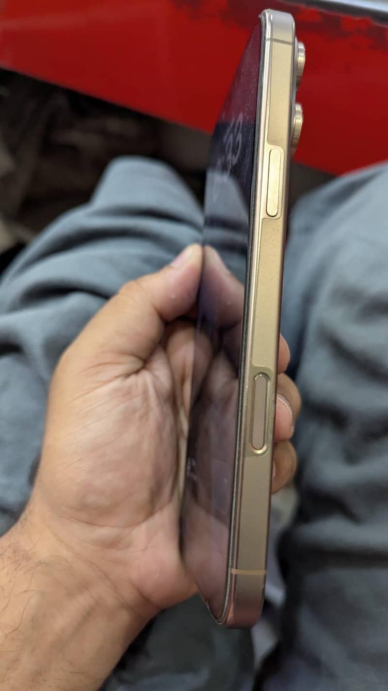 Apple iPhone 16 Pro Max 6