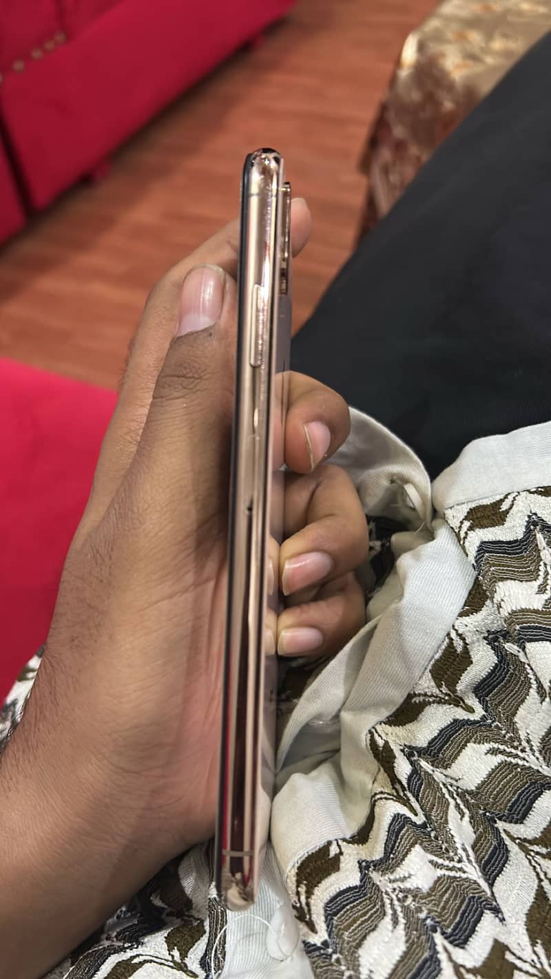 Apple iPhone XS Max 4