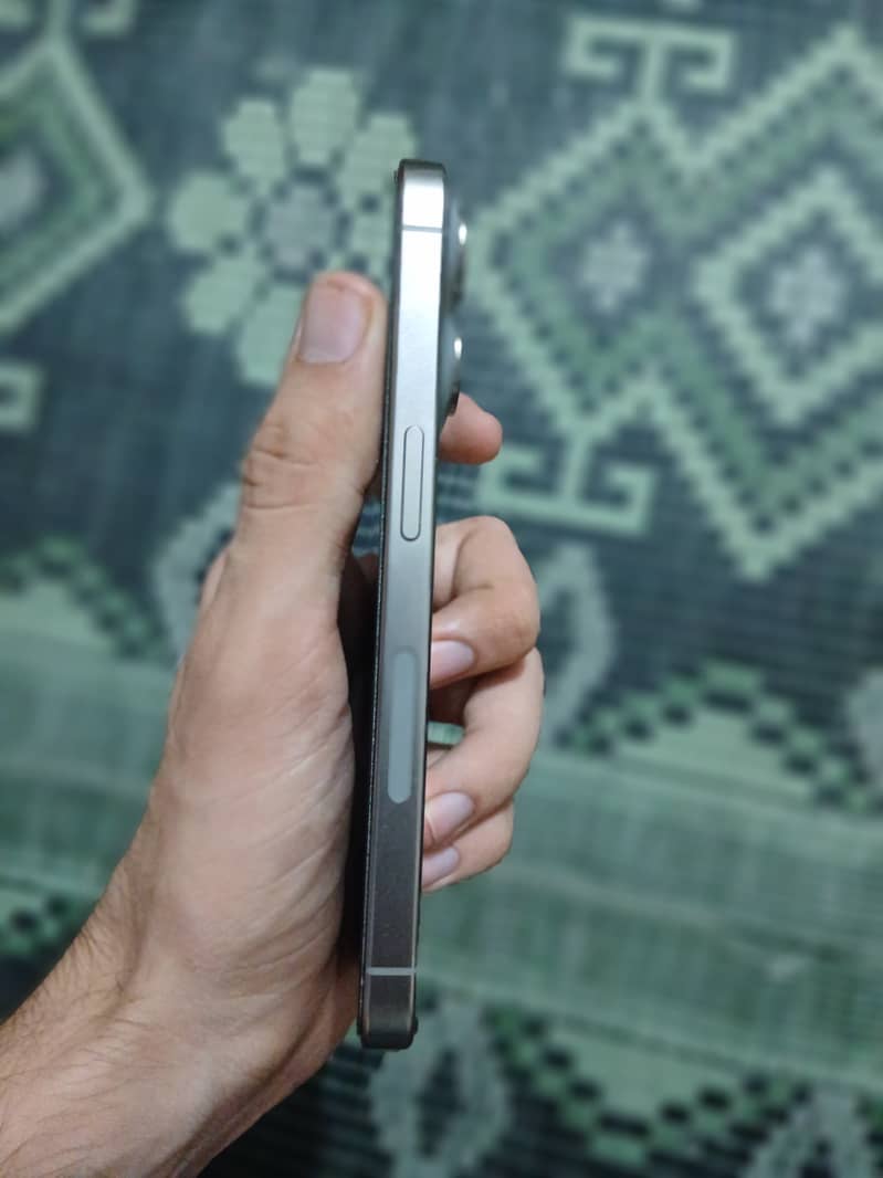 Apple iPhone 15 Pro 4