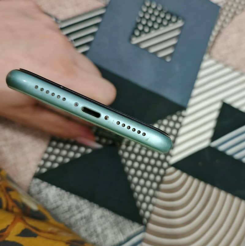Apple iPhone 11 4