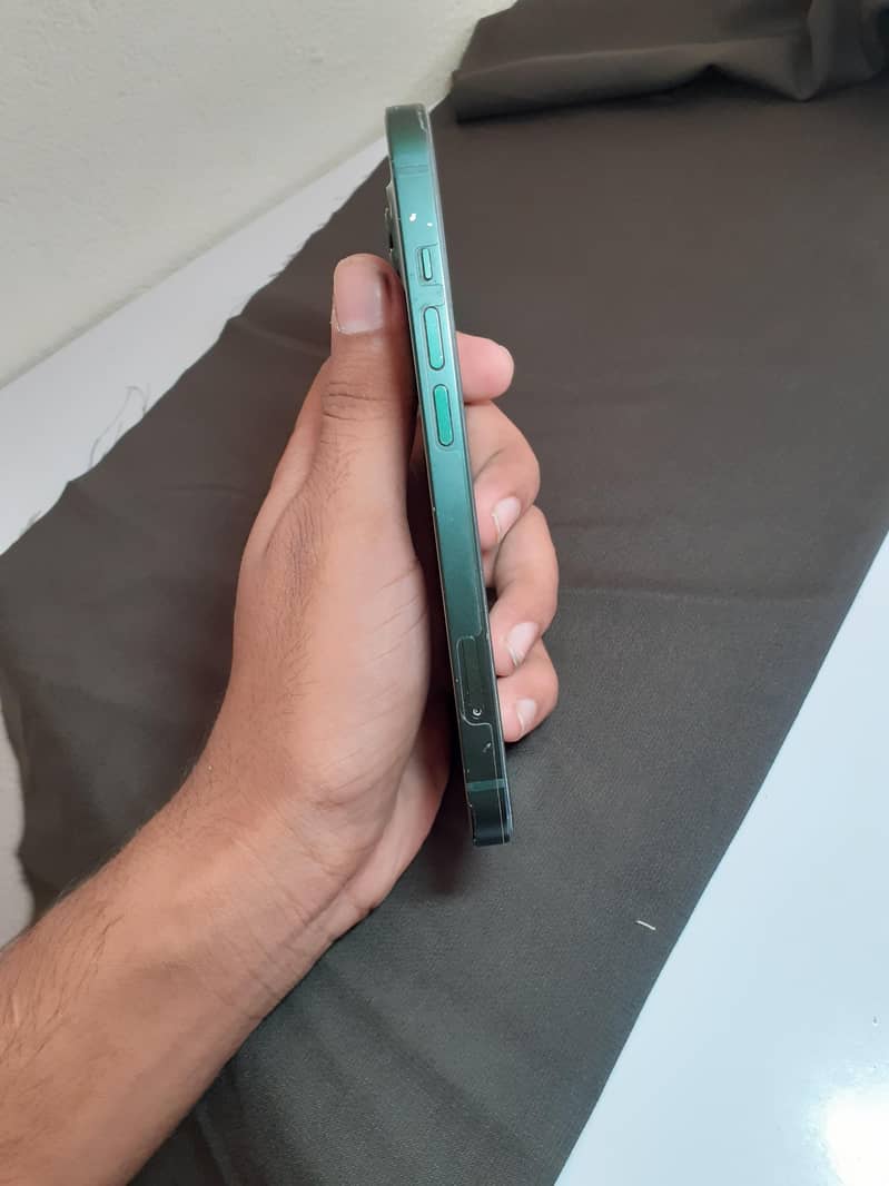 Apple iPhone 13 2
