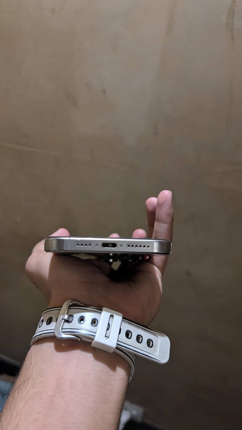 Apple iPhone 15 Pro Max 4