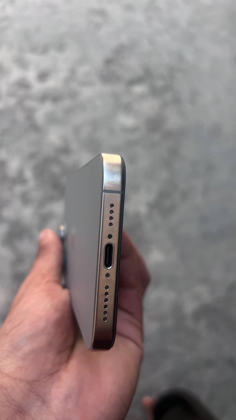 Apple iPhone 15 Pro Max 4