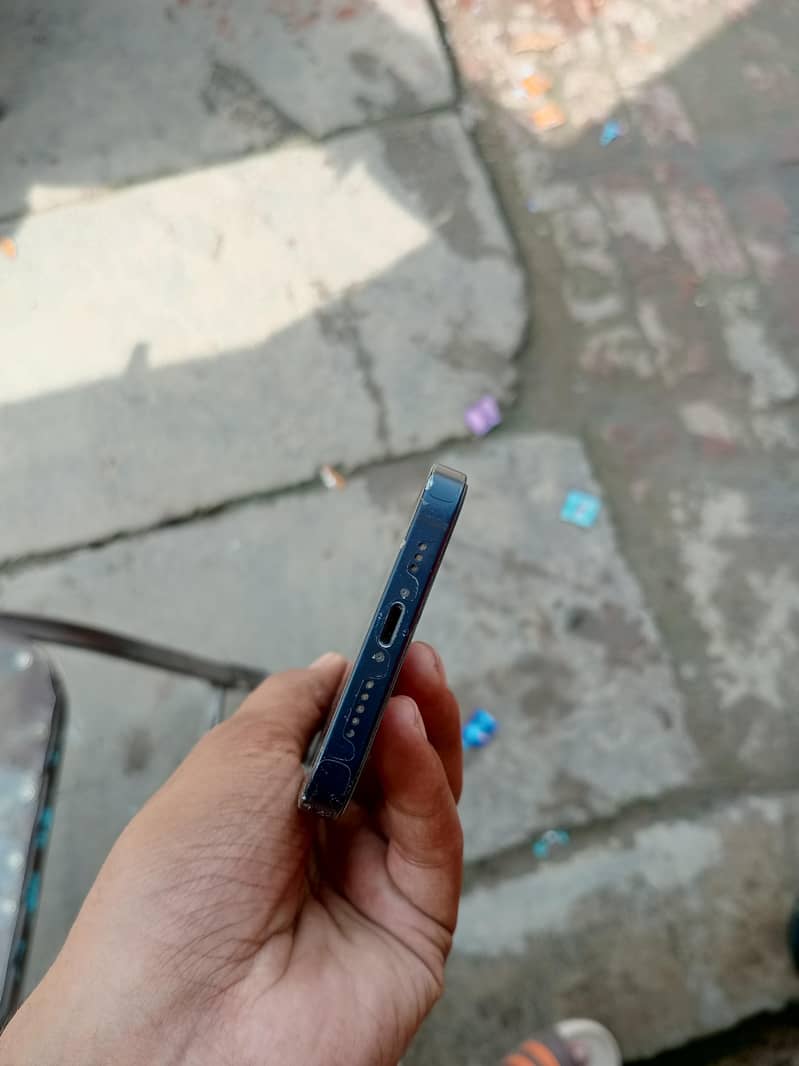 Apple iPhone 12 4