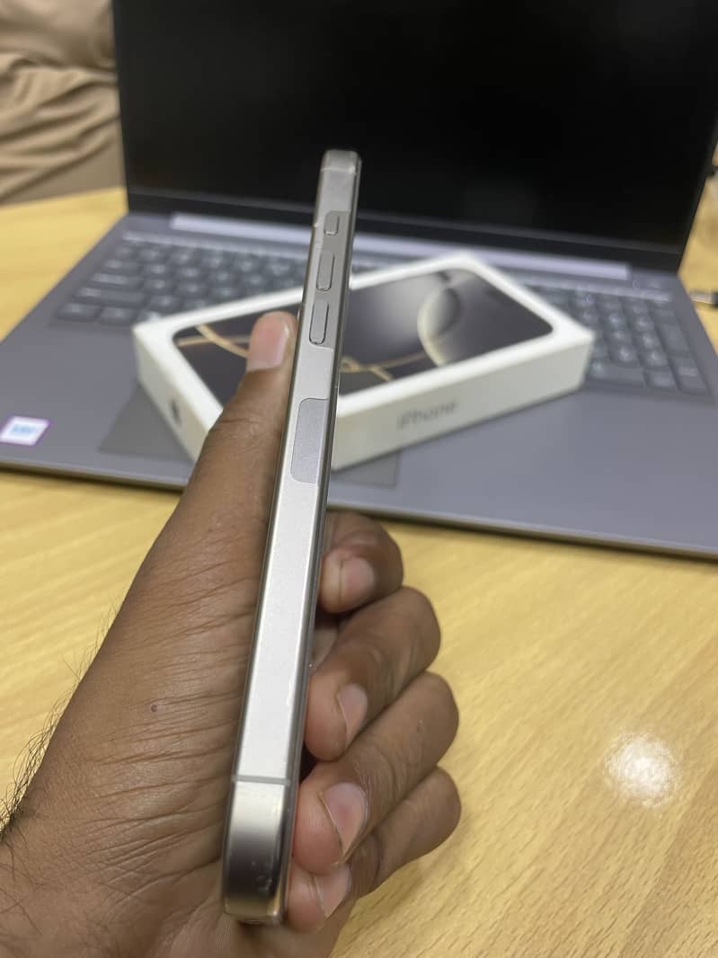 Apple iPhone 16 Pro Max 4