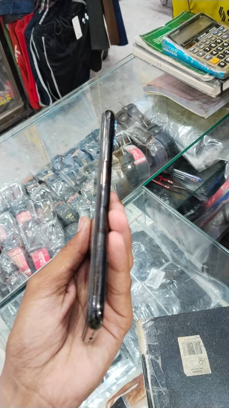 Apple iPhone 11 Pro Max 4
