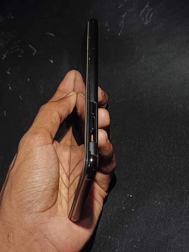 Apple iPhone 11 Pro Max 2