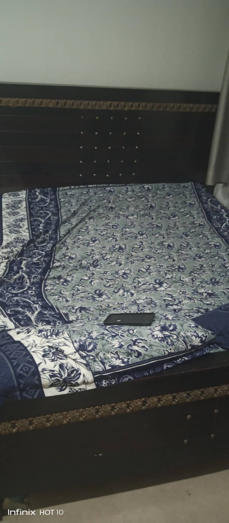 bed and sofa 0