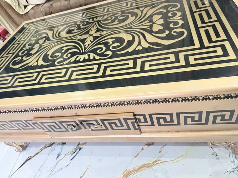 Table with elegant design 1