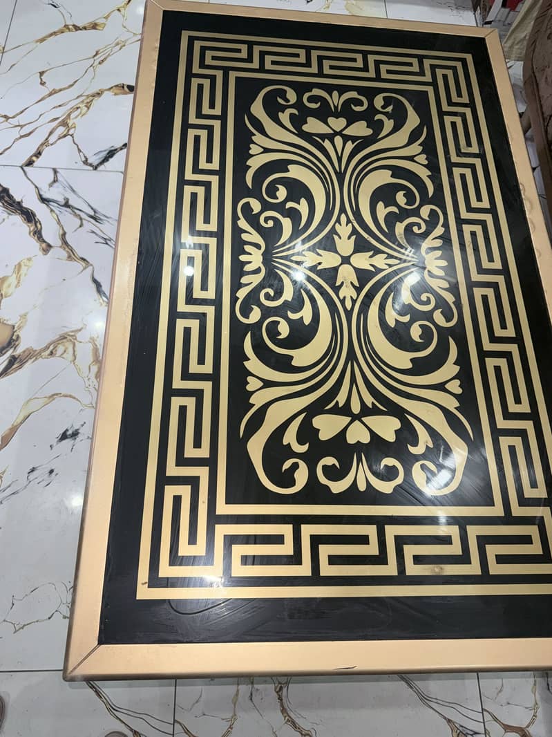 Table with elegant design 2