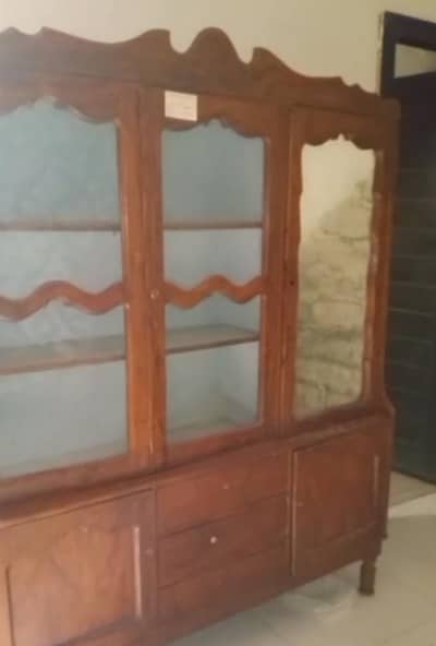 Utensils cabord with dressing miror