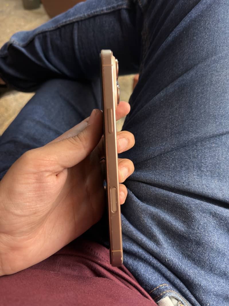 Apple iPhone 16 Pro Max 4