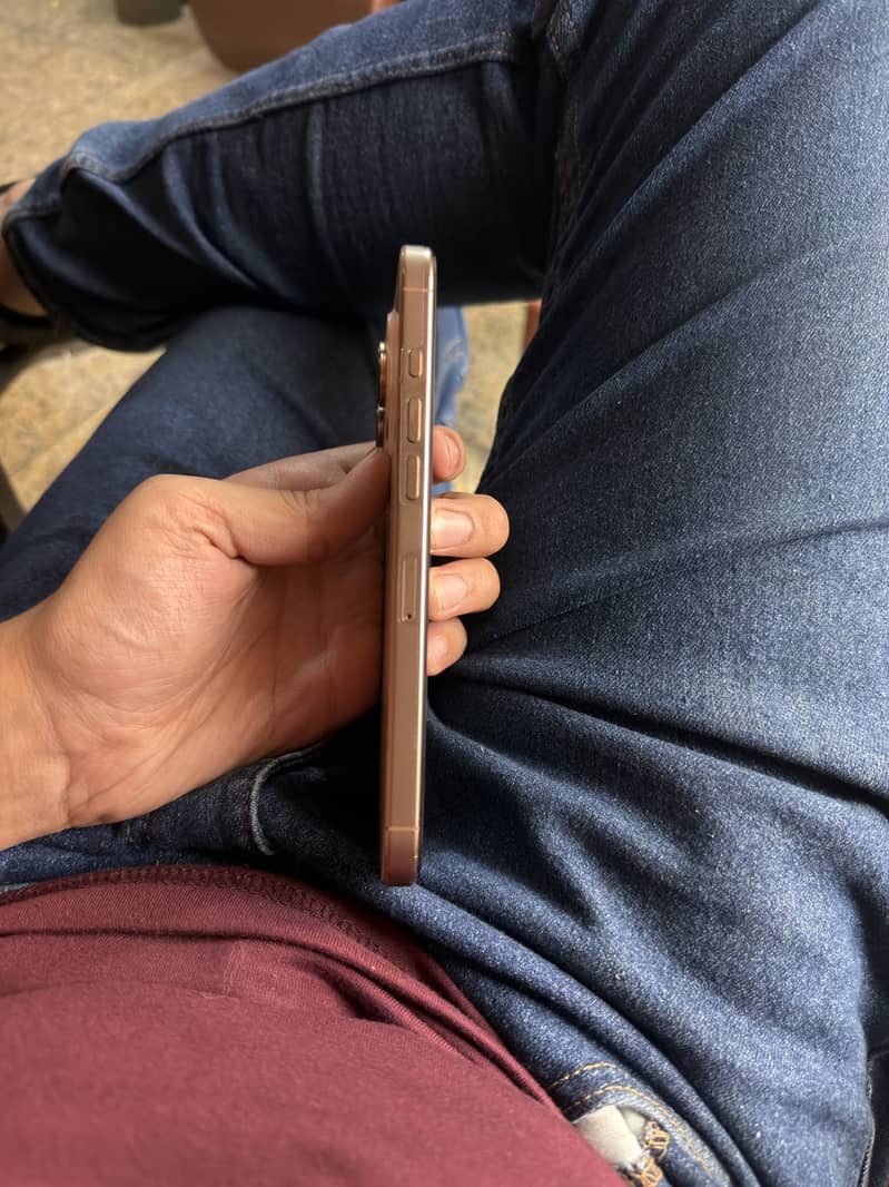 Apple iPhone 16 Pro Max 5