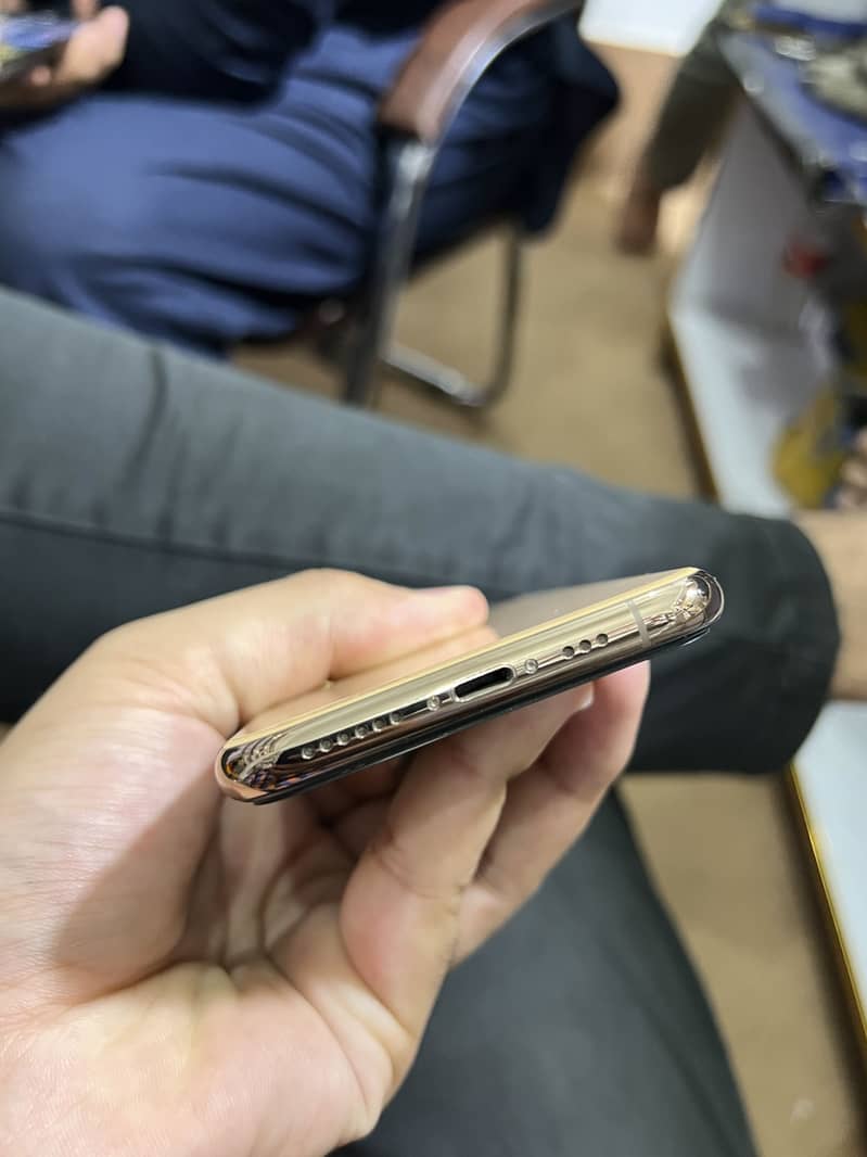 Apple iPhone 11 Pro 4