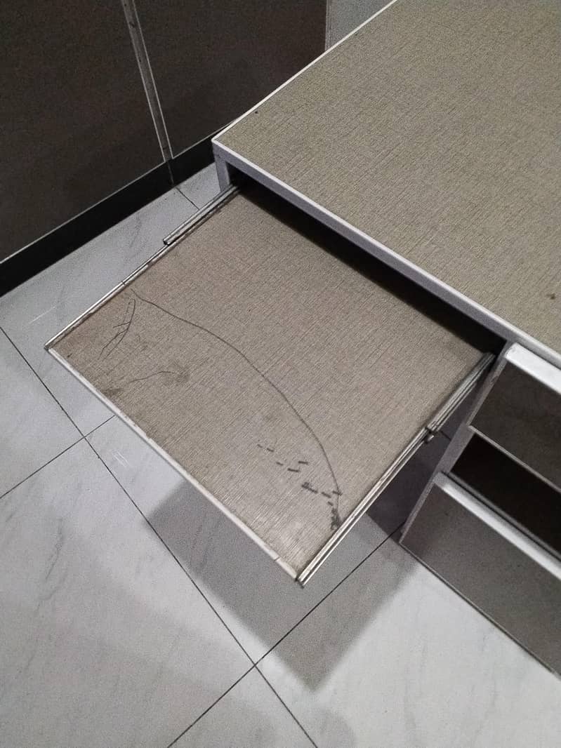 kids study table (used) 2