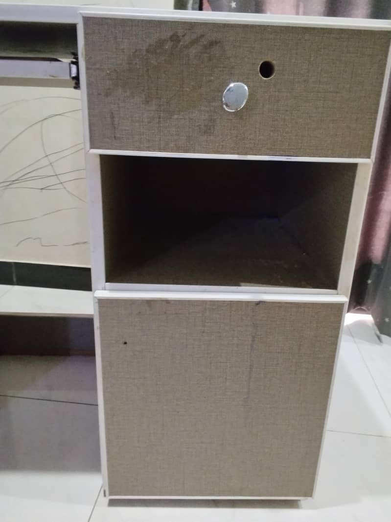 kids study table (used) 5