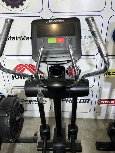 ⁠Life Fitness Commercial Elliptical Cross Trainer - Heavy Duty⁠