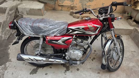 brand new 125 boht care se rakha he koi accident ni total original