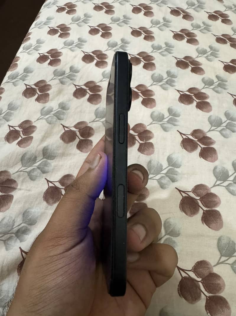 Apple iPhone 16 4