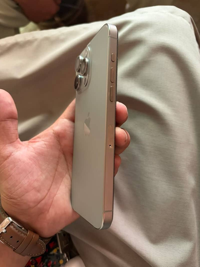 Apple iPhone 15 Pro Max 2