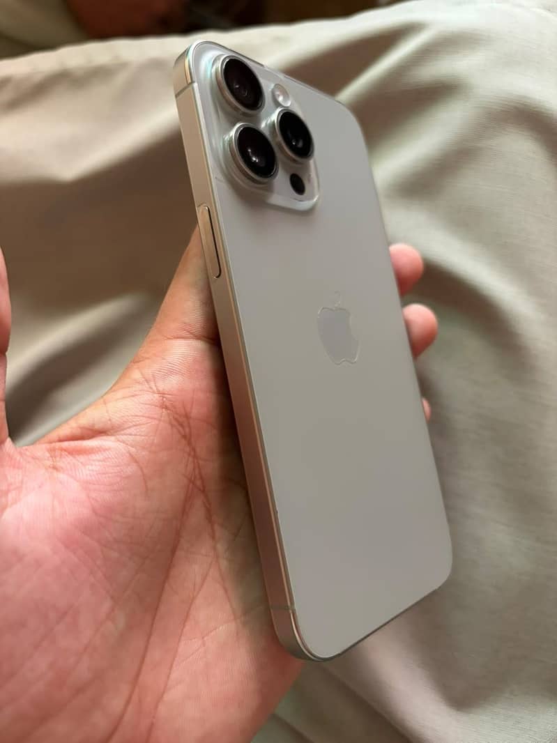 Apple iPhone 15 Pro Max 4
