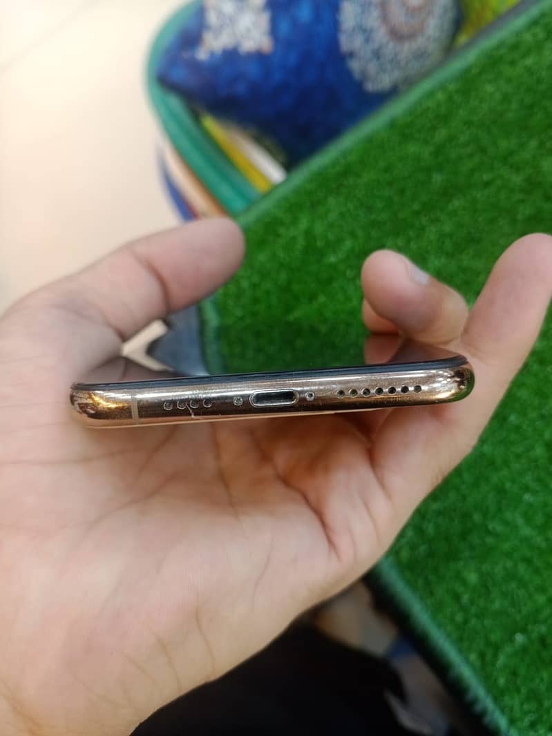 Apple iPhone 11 Pro Max 4