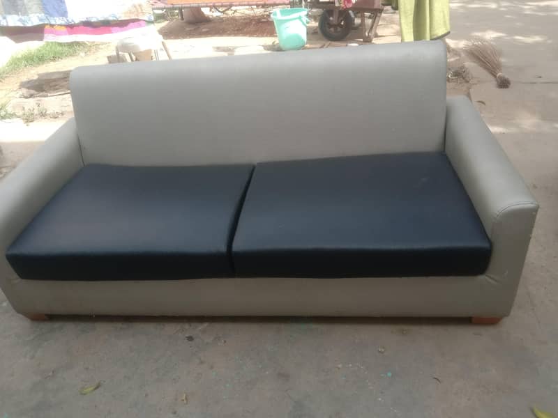 2 sofas 0