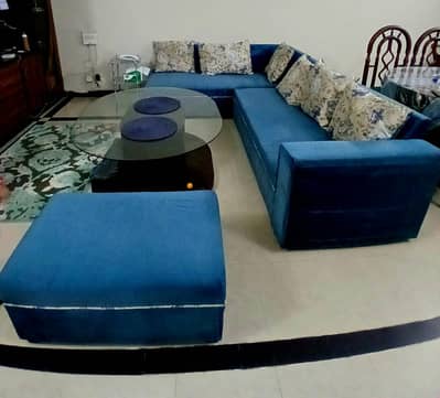 L-shaped sofa in excellent condition. Fully clean and well-maintained.