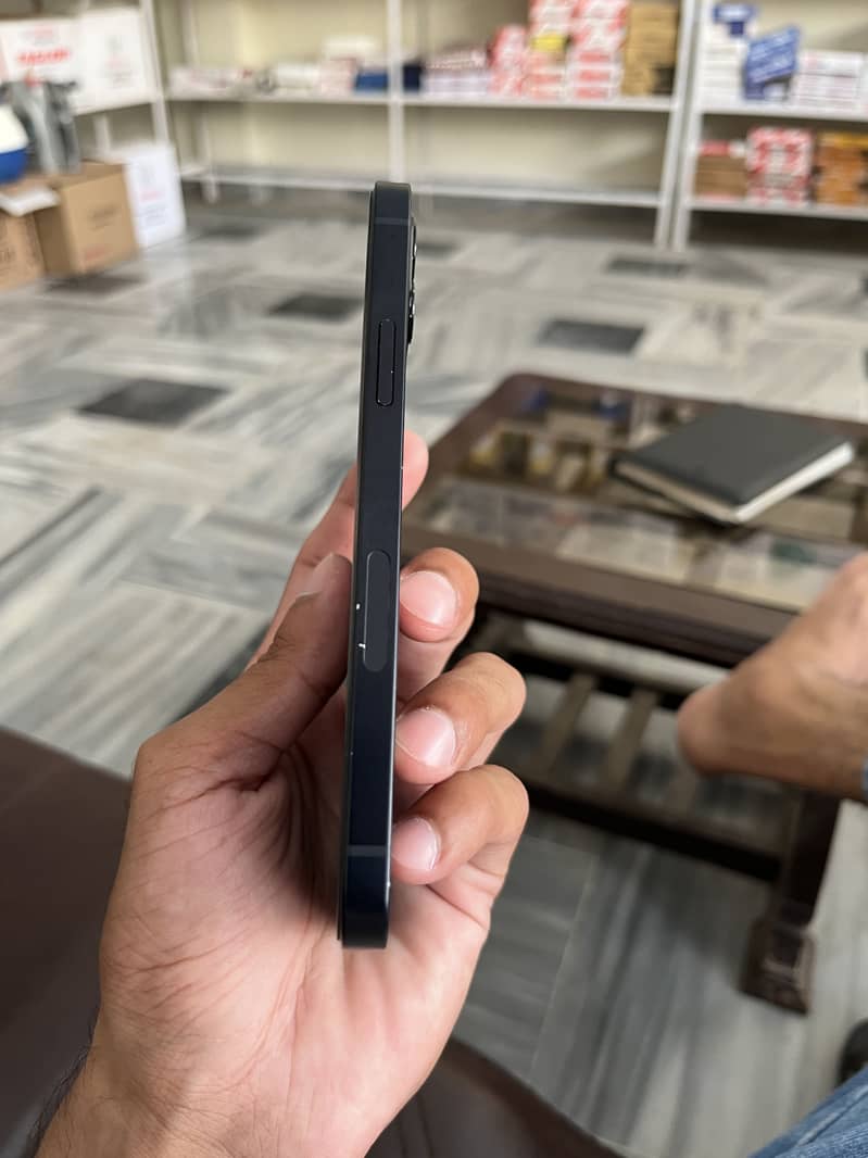 Apple iPhone 12 1
