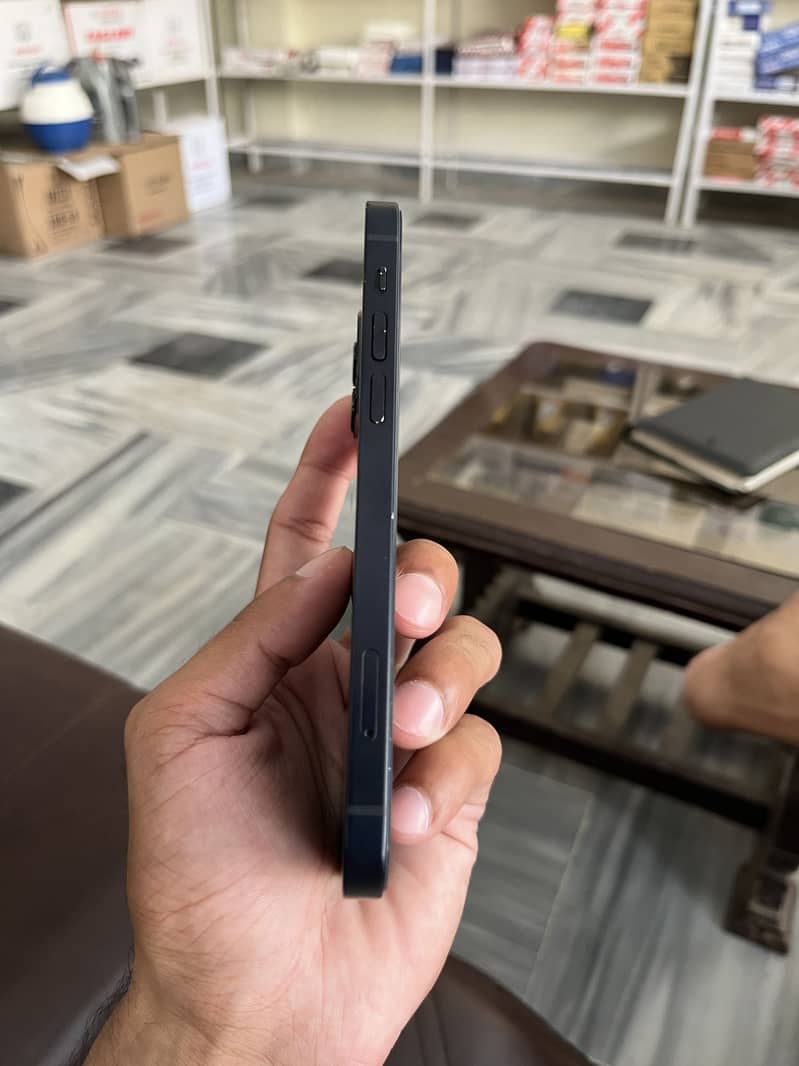 Apple iPhone 12 4