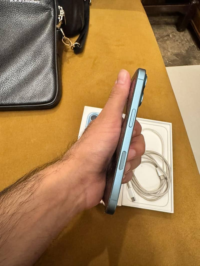 Apple iPhone 16 2