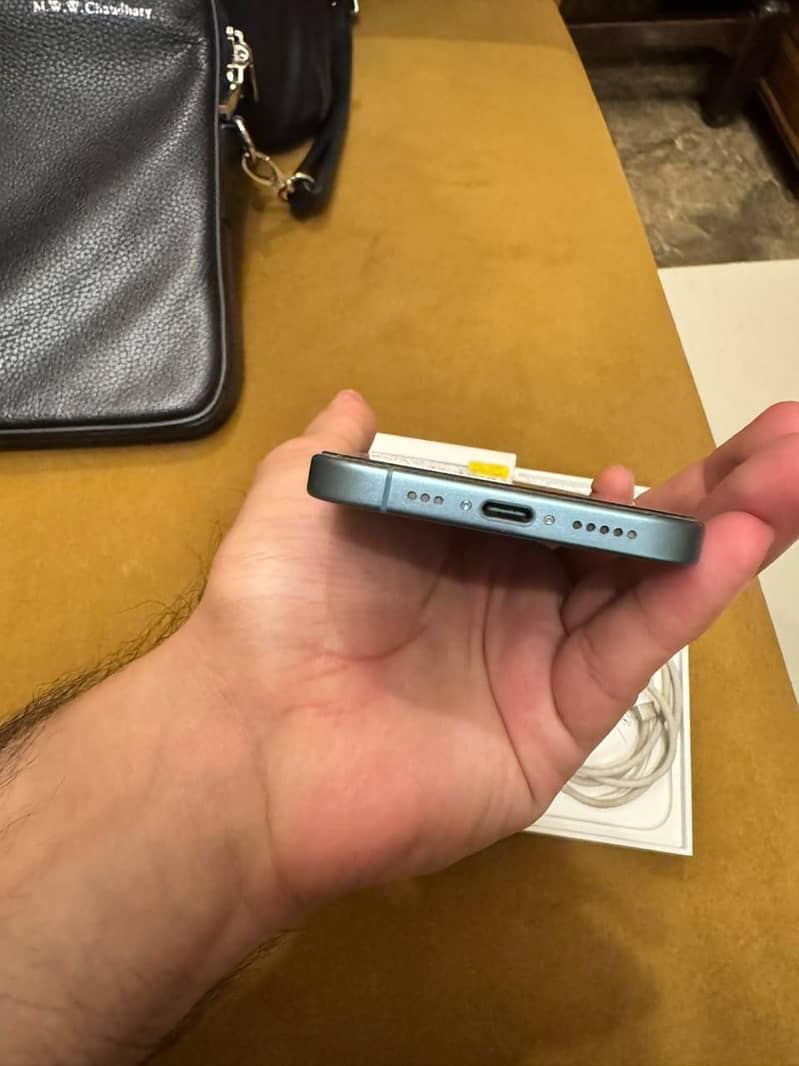Apple iPhone 16 4