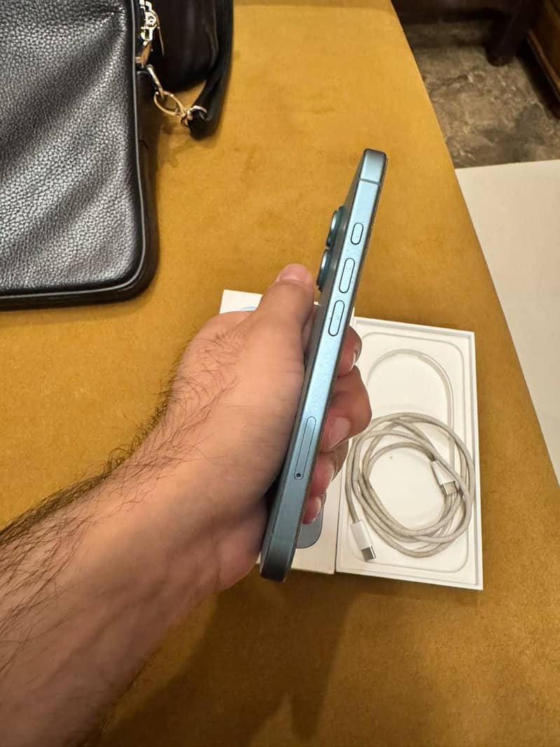 Apple iPhone 16 7