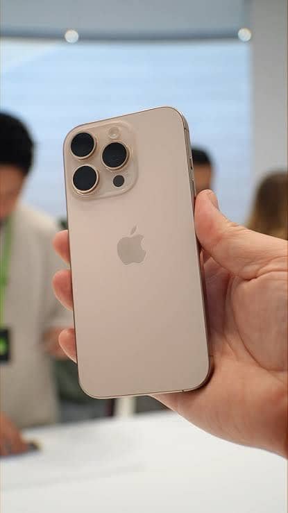 Apple iPhone 16 Pro Max 0
