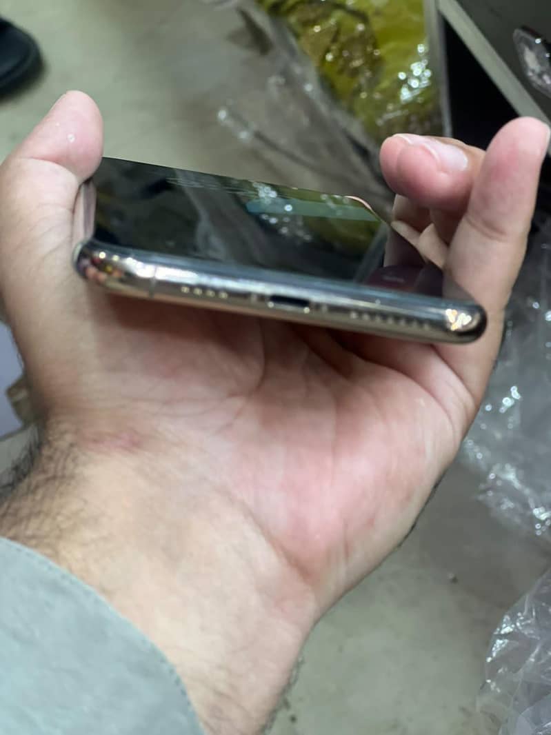 Apple iPhone XS Max 4