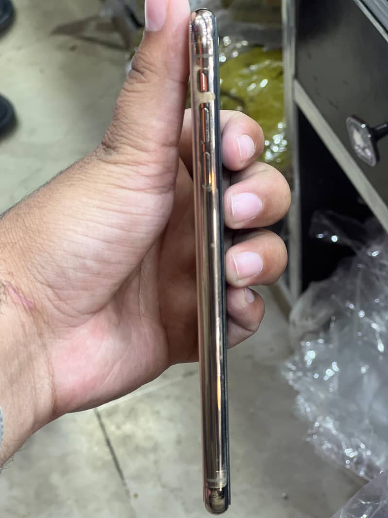 Apple iPhone XS Max 7