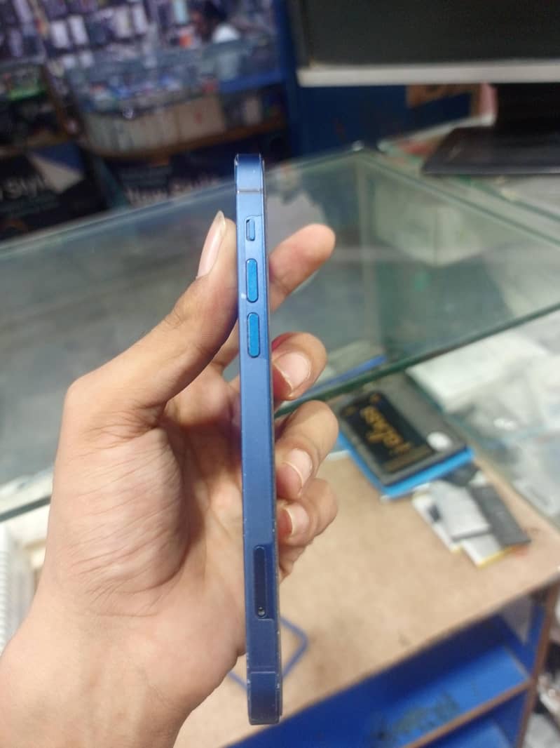 Apple iPhone 12 4