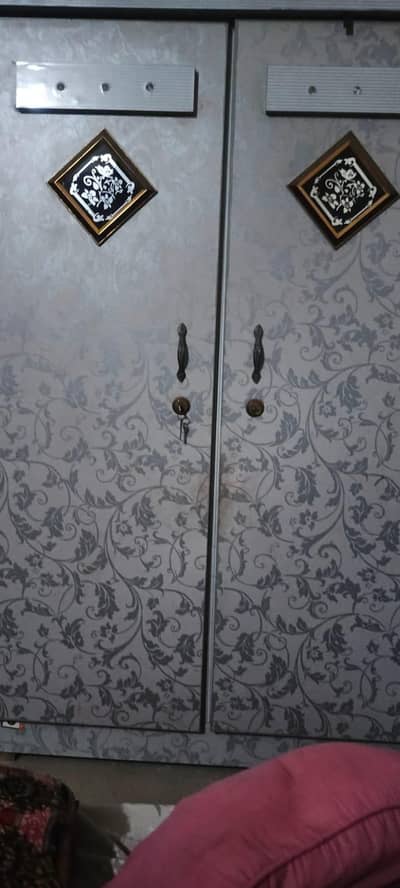 almari 3 door divider 2 door double bed all item okay