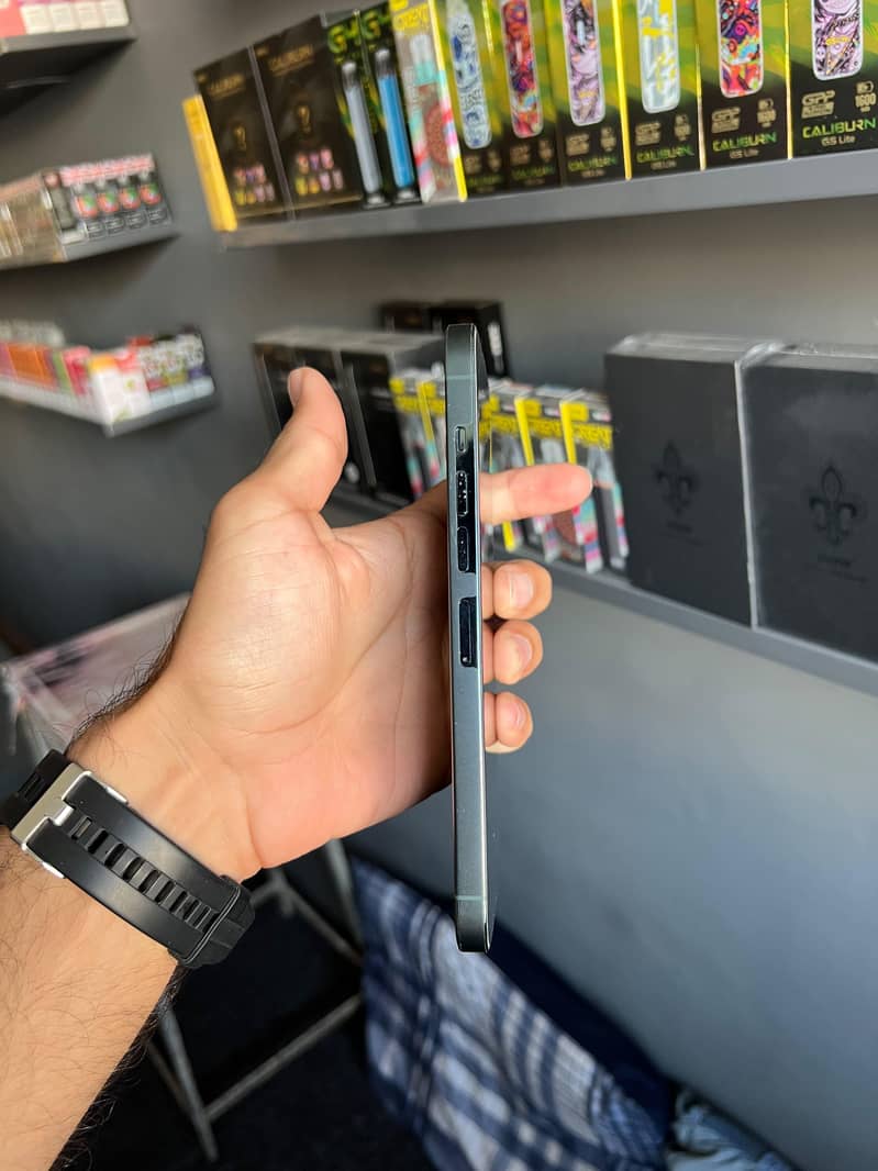Apple iPhone 13 Pro Max 2