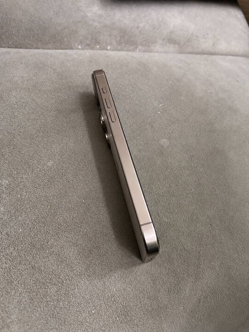 Apple iPhone 16 Pro Max 2