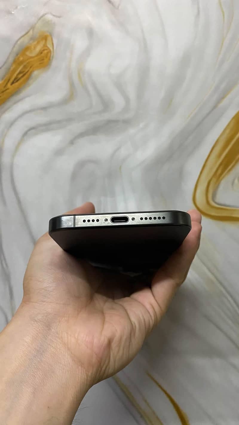Apple iPhone 15 Pro Max 4