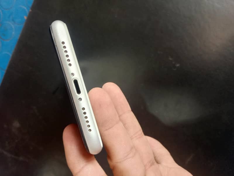 Apple iPhone XR 4