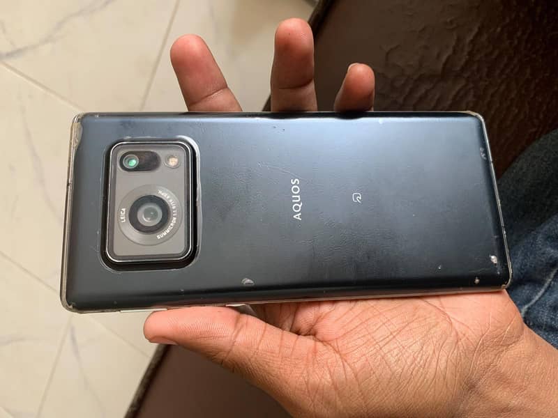 Sharp Aquos  r6 5