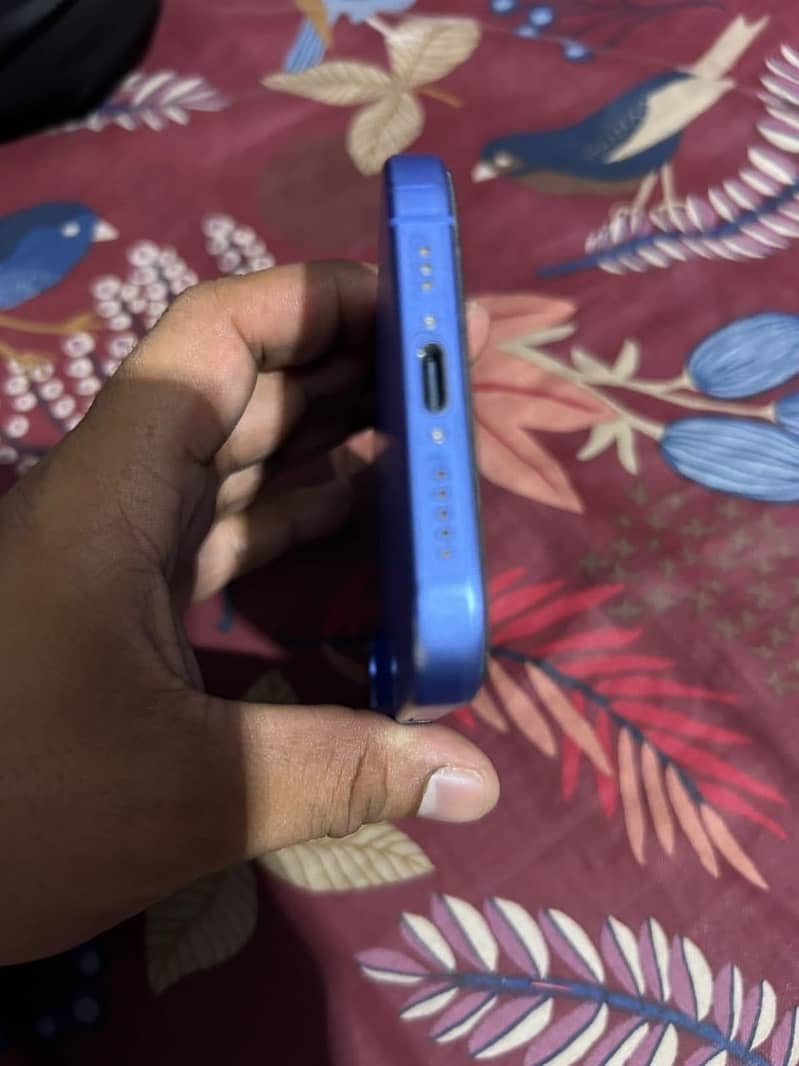 Apple iPhone 16 4