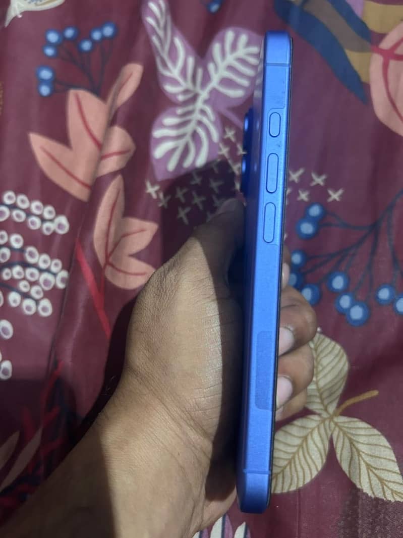 Apple iPhone 16 6