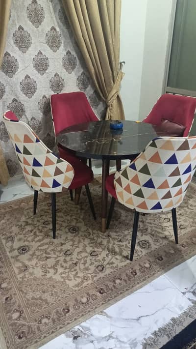 Dining table and 4 Chairs