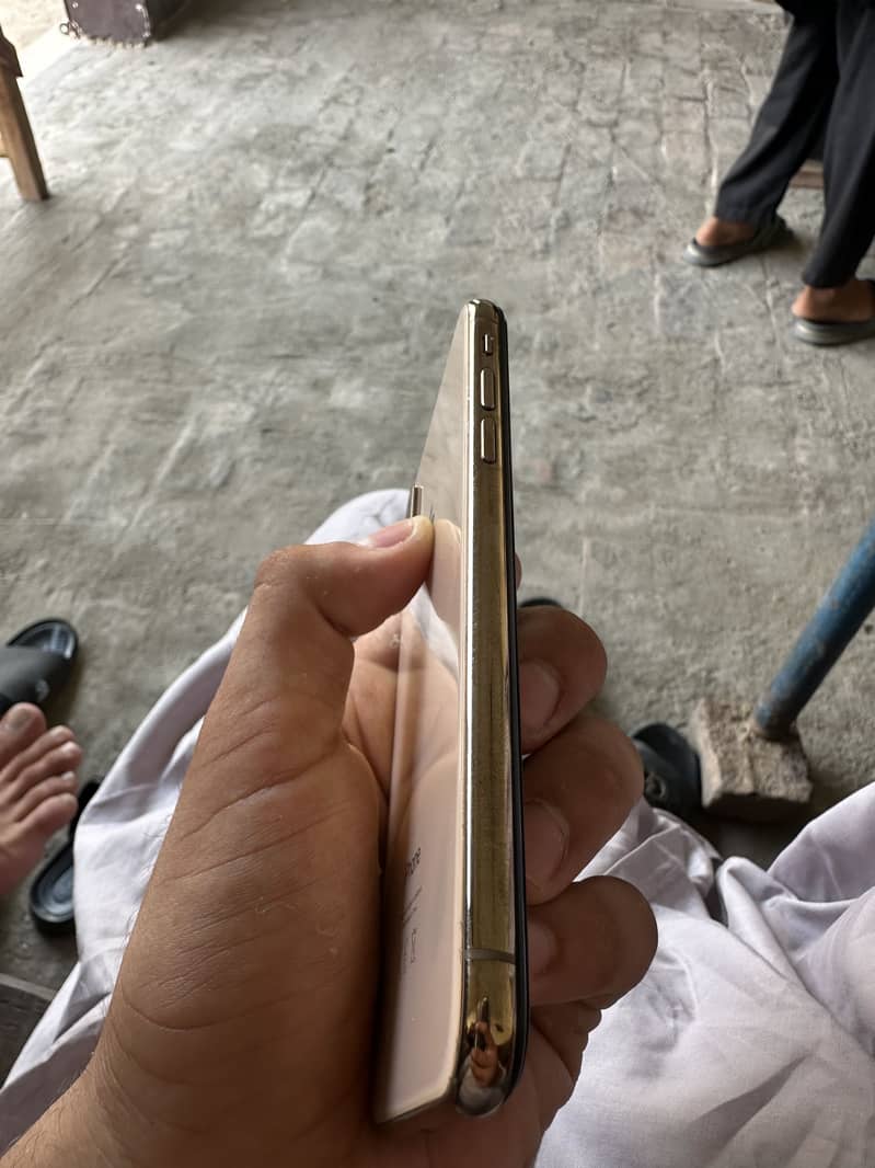 Apple iPhone XS 1