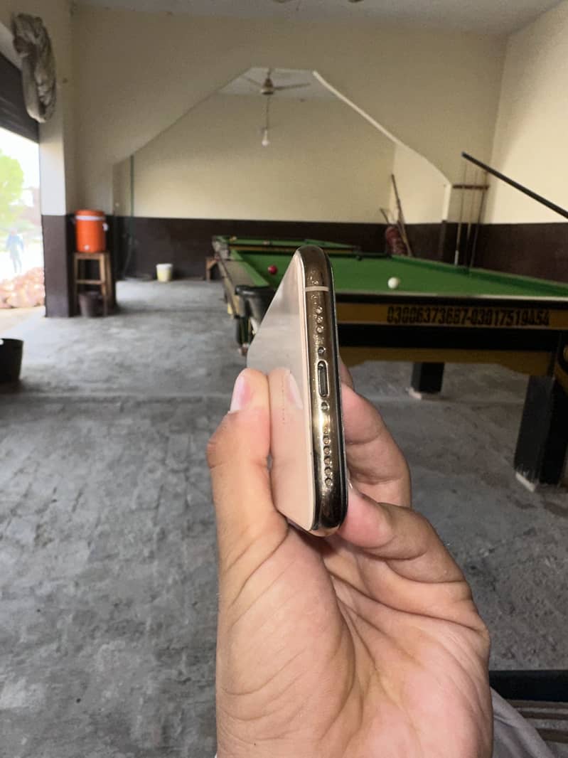 Apple iPhone XS 4