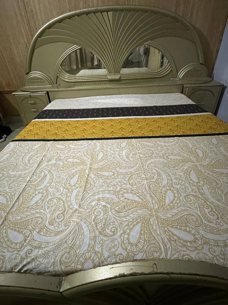 Bed with side table & drssing mirror 0