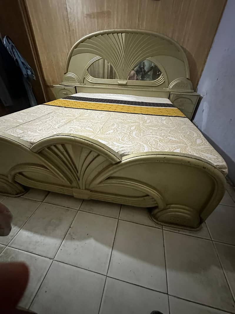 Bed with side table & drssing mirror 2